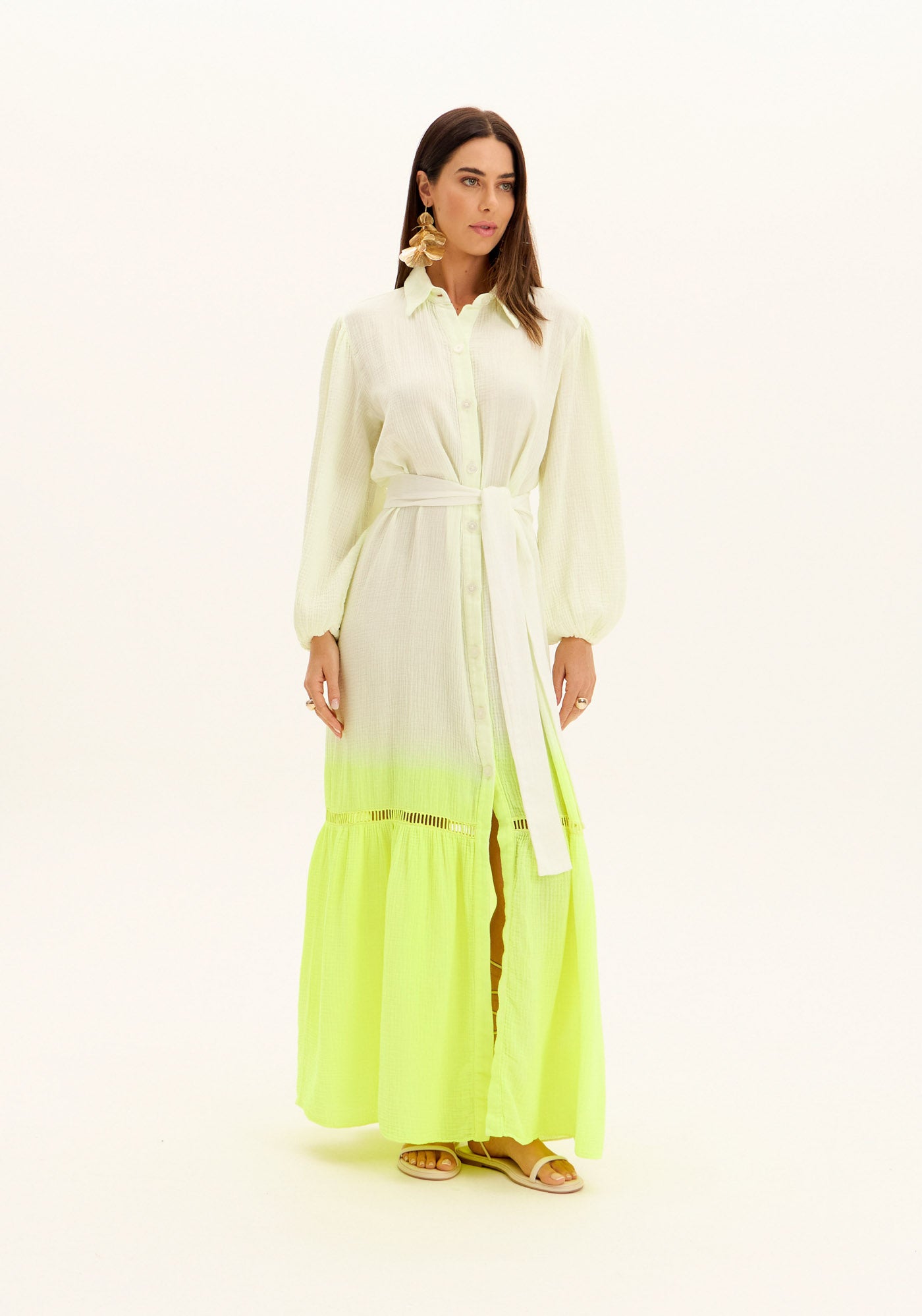 Camisa branca AM com bainha amarelo neon