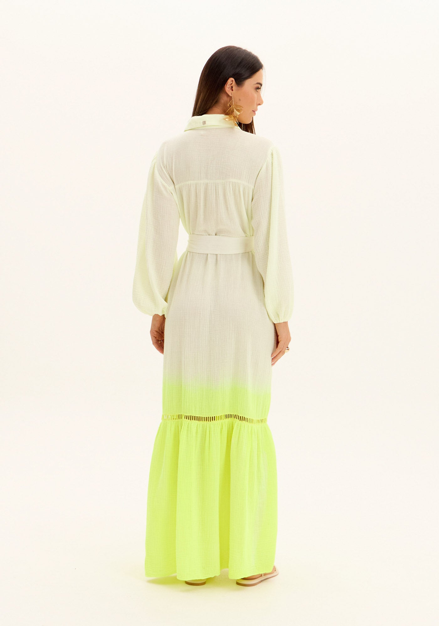 Camisa branca AM com bainha amarelo neon