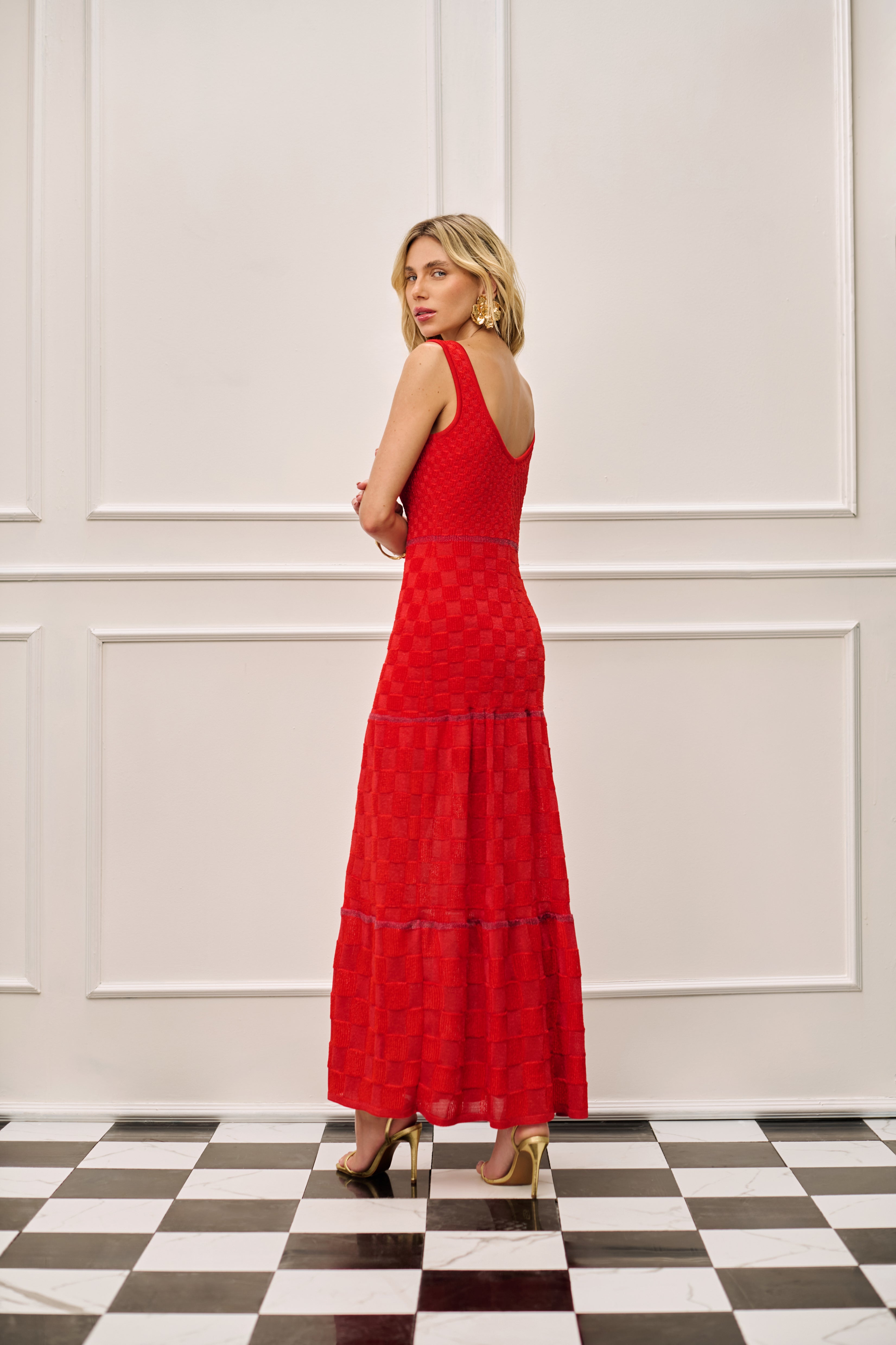 Vestido longo de malha vermelha SK com decote em U