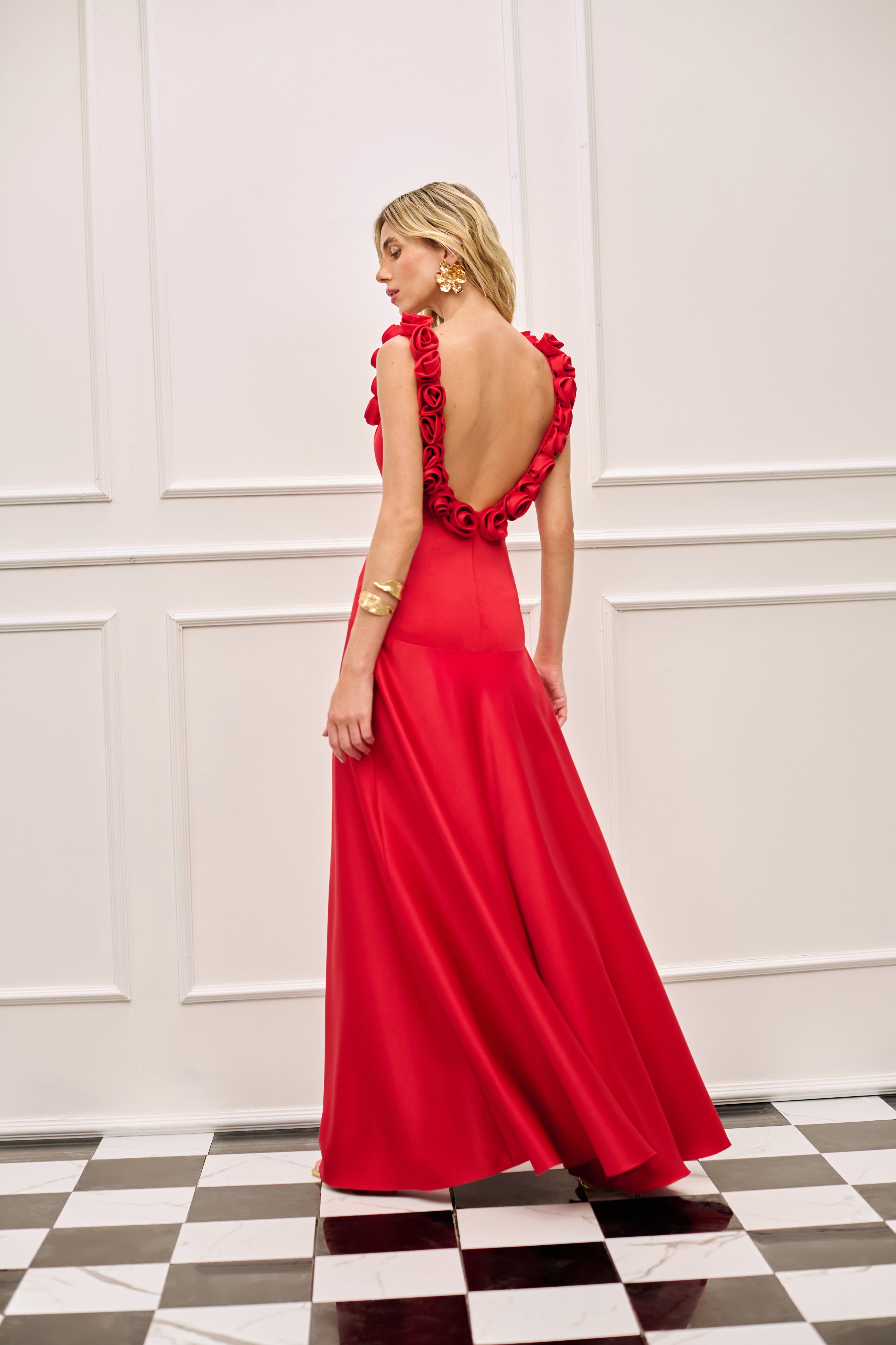 Vestido longo vermelho SK com decote floral